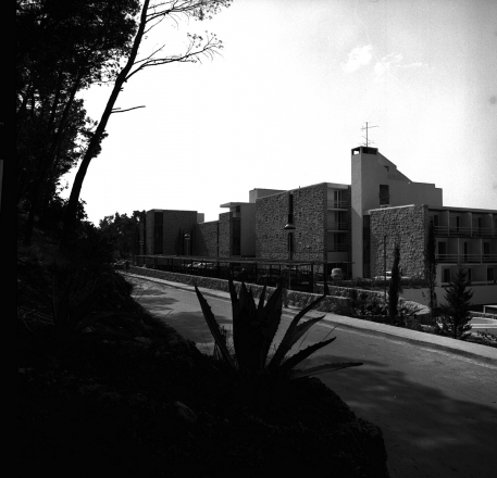 Hotel Berulia, Brela, Hrvaška, 1970; arhitekt: Ante Rožić, interier: Bernardo Bernardi; fotografija: Aleksandar Károlyi