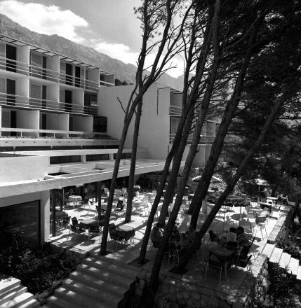 Hotel Berulia, Brela, Hrvaška, 1970; arhitekt: Ante Rožić, interier: Bernardo Bernardi; fotografija: Aleksandar Károlyi