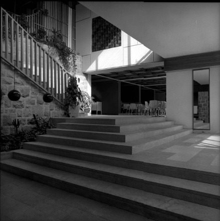 Hotel Berulia, Brela, Hrvaška, 1970; arhitekt: Ante Rožić, interier: Bernardo Bernardi; fotografija: Aleksandar Károlyi