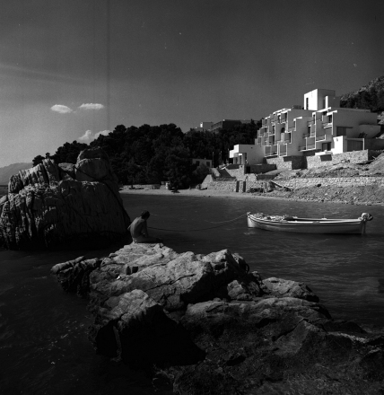 Vila Berulia, Brela, Hrvaška, 1970; arhitekt: Ante Rožić; interier: Bernardo Bernardi; fotografija: Aleksandar Károlyi