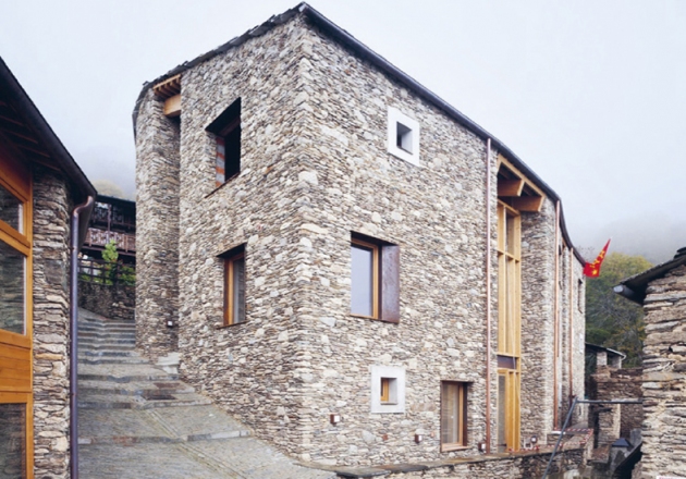 CENTRO CULTURALE LOU POURTOUN, 2016, Architetti Massimo Crotti, Antonio De Rossi, Marie-Pierre Forsans Studio Associato GPS, foto Laura Cantarella