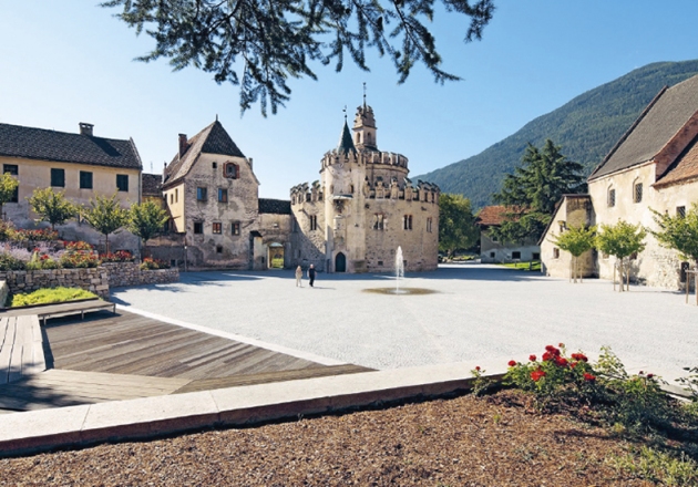 RECUPERO DELLA PIAZZA DELL’ABBAZIA DI NOVACELLA, 2010 (PREMIATO), Markus Scherer Architekt, foto Bruno Klomfar