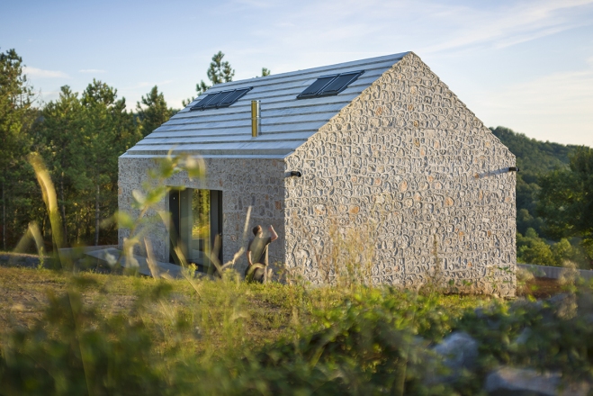 48 _ Kompaktna kraška hiša, Vrhovlje, 2014, arh. Aljoša Dekleva, Tina Gregorič, Lea Kovič, Vid Zabel, foto Janez Marolt