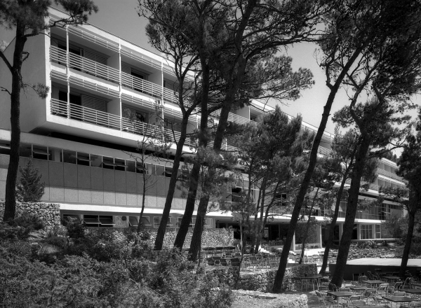 Hotel Maestral, Brela, Croatia, 1965; architects: Julije De Luca, Ante Rožić, Matija Salaj; interier: Bernardo Bernardi; photo: Aleksandar Károlyi