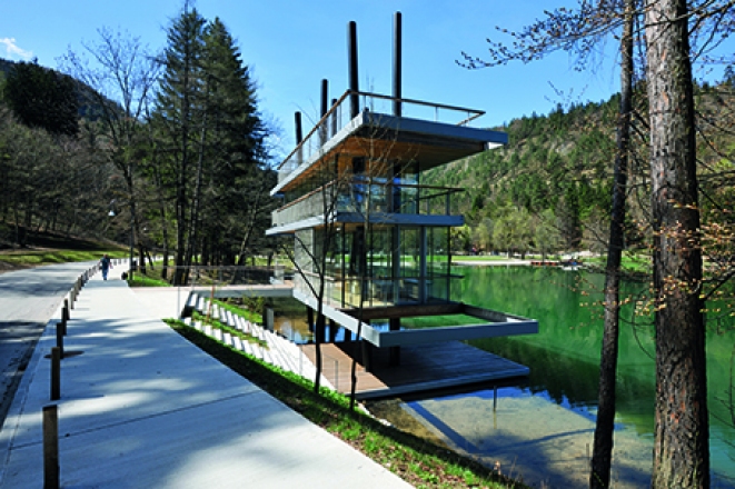 Veslaški center in ciljna regatna arena z novim sodniškim stolpom / Rowing Centre and Regatta Finish Arena with a new Referee Tower  Sandra Banfi Škrbec, Miha Kajzelj, Iztok Kavčič, Iztok Lemajič  Fotografije: Miran Kambič
