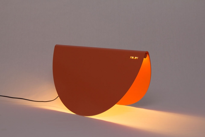 Luč Rocking light, 2020, FOLDS, foto: Amadej Mravlak