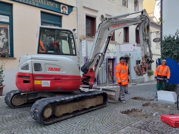 New Arrangement in Process in front of DESSA Gallery, December 2021, photo: Vesna Perovnik