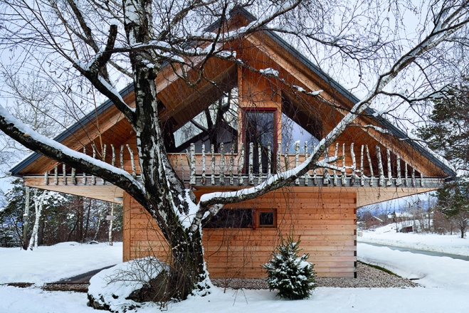 Lesena hiša med drevesi, Lesce, 2015; Gašper Fabijan, foto: Miran Kambič