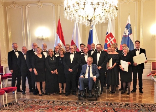 Skupinska fotografija s predsednikom Milošem Zemanom
