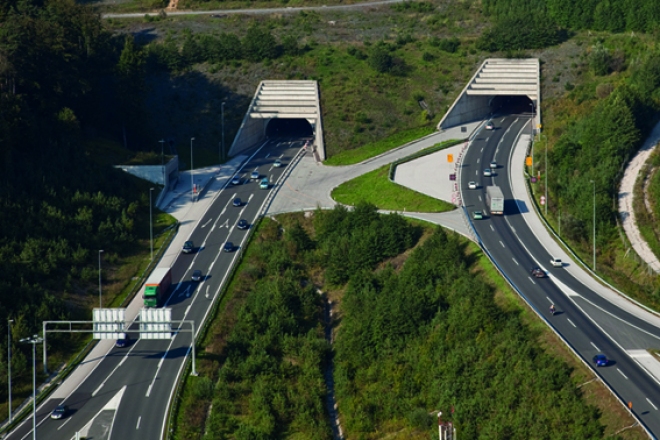 Južni portal predora Golovec, Ljubljana, 1999, dr. Viktor Markelj, Ponting; mag. Peter Gabrijelčič, Arhitektura, foto: Miran Kambič