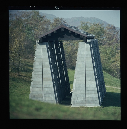 Mausoleum of Struggle and Victory, Čačak, 1976-1980, Bogdan Bogdanović, photo: Bogdan Bogdanović