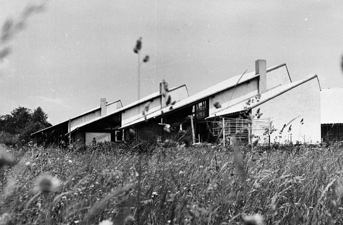 Vrstne hiše z ateljeji zadruge Likovnik Podgora, Ljubljana Šentvid, 1963–1966, Ilija Arnautović, foto: Janez Kališnik, arhiv Ilije Arnautovića, hrani: Andrej Mercina